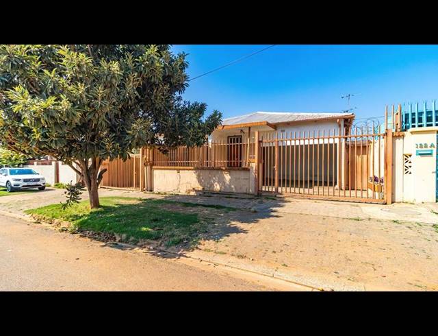 4 BEDROOM HOUSE FOR SALE IN BEZUIDENHOUT VALLEY